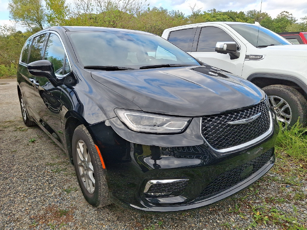 Used 2024 Chrysler Pacifica Touring-L FWD image 3