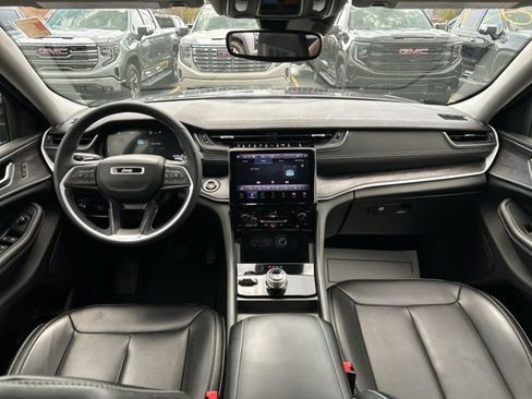 Used 2024 Jeep Grand Cherokee Limited w/ Black Appearance Package image 24