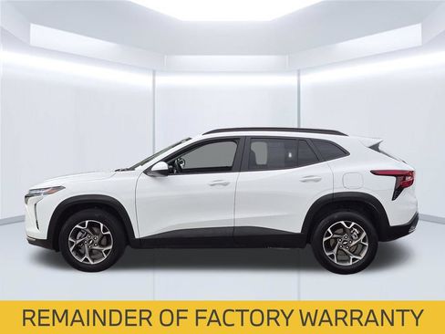Used 2025 Chevrolet Trax LT w/ LT Convenience Package FWD image 2