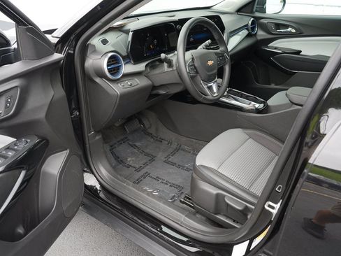 Certified 2025 Chevrolet Trax LT w/ LT Convenience Package FWD image 13
