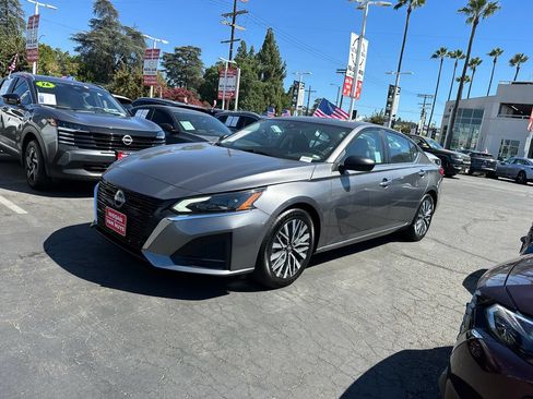 Used 2024 Nissan Altima 2.5 SV FWD image 2