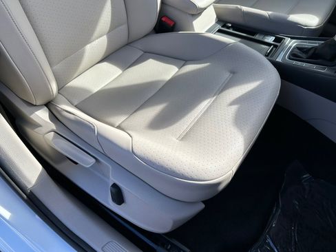 Used 2015 Volkswagen e-Golf SEL Premium image 38