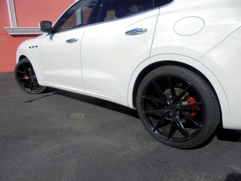 Used 2021 Maserati Levante AWD/4WD image 25