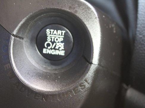 Used 2021 Jeep Renegade Latitude FWD image 32