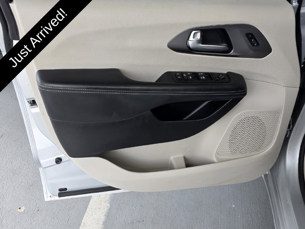 Certified 2024 Chrysler Pacifica Touring-L FWD image 32