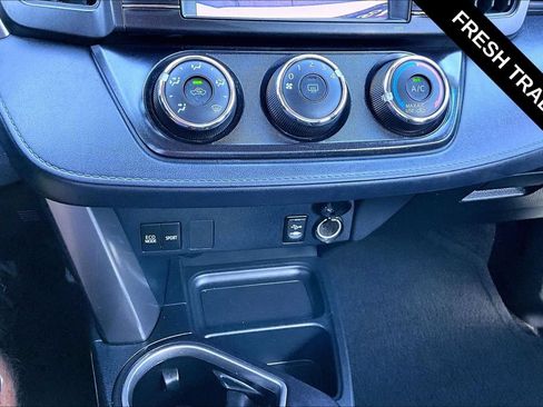 Used 2018 Toyota RAV4 LE AWD/4WD image 16