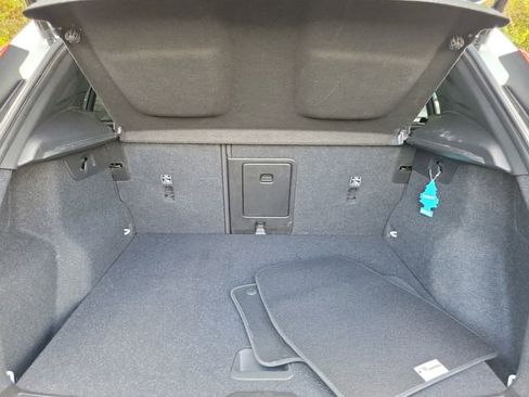 Used 2022 Volvo XC40 T5 Momentum image 5