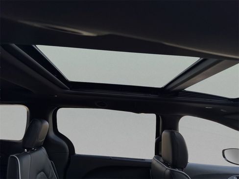 New 2026 Chrysler Pacifica Limited image 38