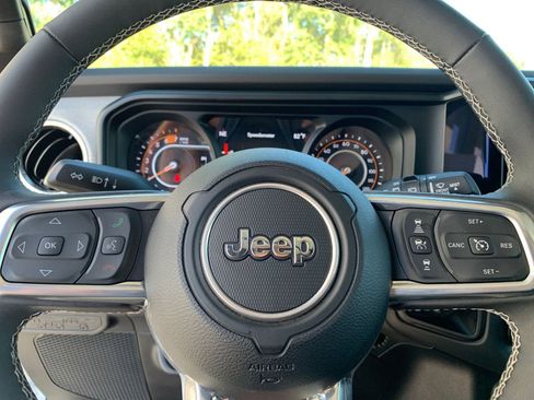 Used 2025 Jeep Wrangler Sahara image 27