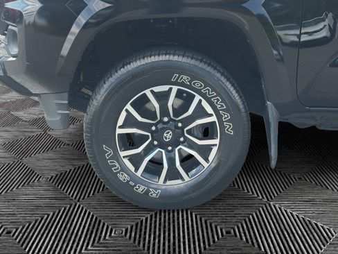 Used 2020 Toyota Tacoma TRD Sport w/ TRD Premium Sport Package AWD/4WD image 9