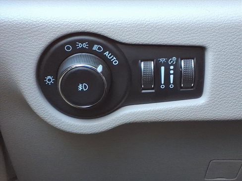 Used 2023 Chrysler Pacifica Touring-L image 15