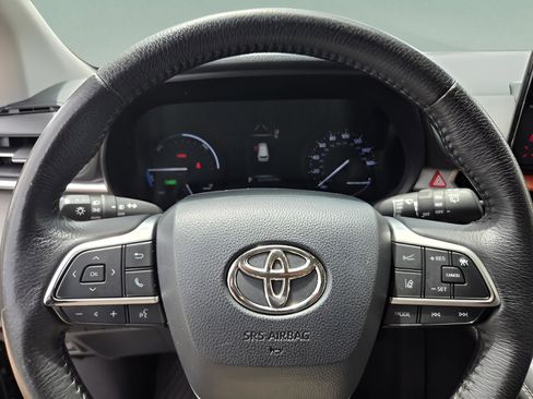 Used 2021 Toyota Sienna XLE FWD image 4