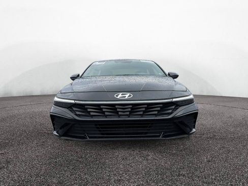 Certified 2024 Hyundai Elantra SE FWD image 2