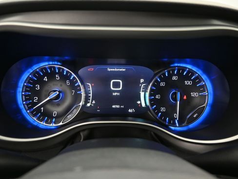 Used 2025 Chrysler Pacifica Select image 12