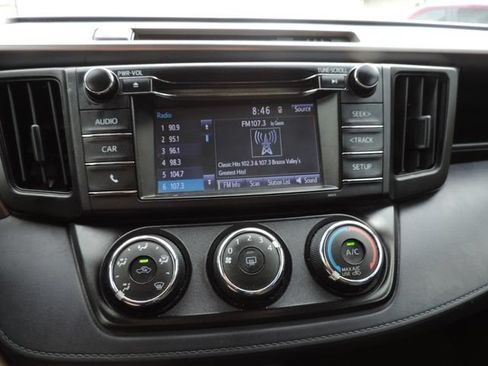 Used 2018 Toyota RAV4 LE FWD image 21