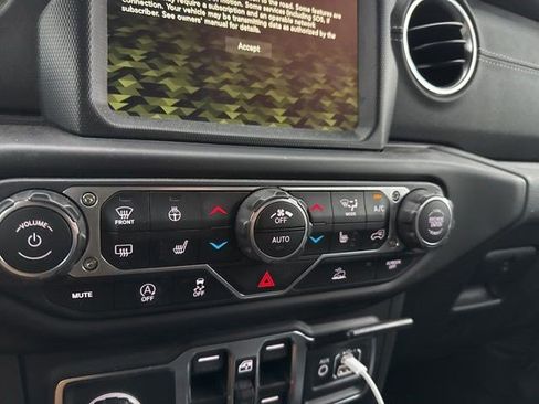 Used 2022 Jeep Wrangler Unlimited Sahara w/ LED Lighting Group AWD/4WD image 34