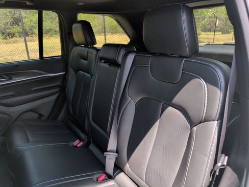 Used 2025 Jeep Grand Cherokee Limited w/ Luxury Tech Group II RWD image 35