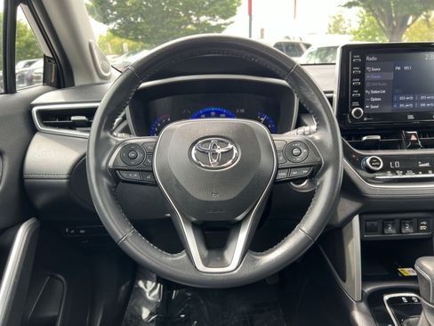 Used 2022 Toyota Corolla Cross XLE w/ Convenience Package AWD/4WD image 16