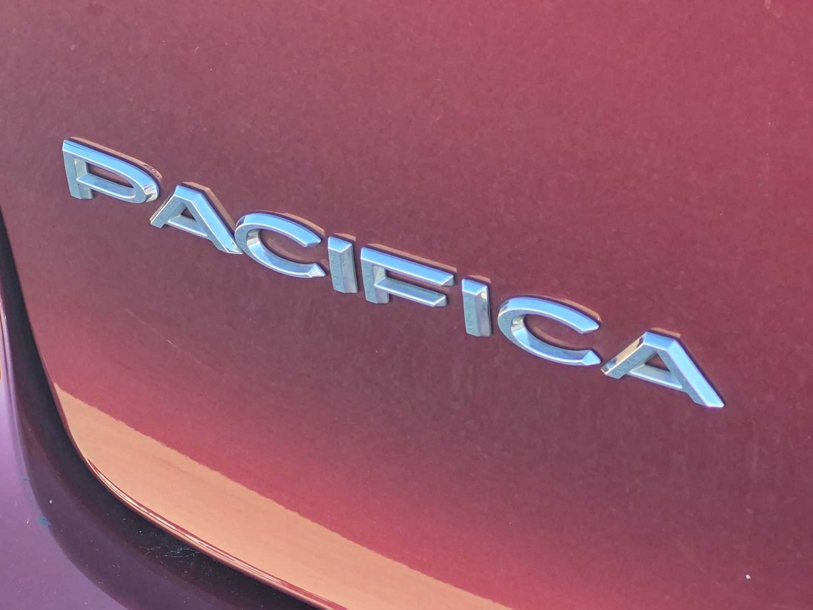 Used 2018 Chrysler Pacifica Touring-L FWD image 11