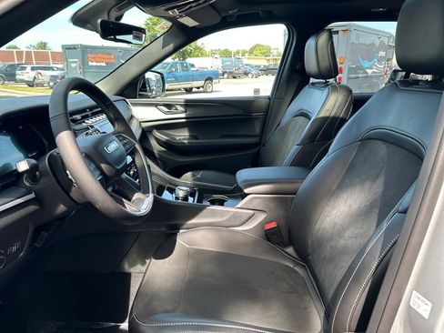 New 2025 Jeep Grand Cherokee Altitude image 21