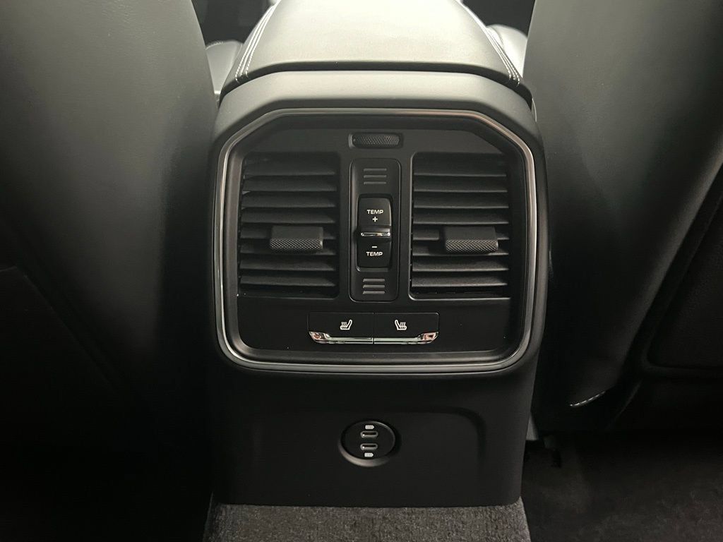 Used 2026 Porsche Macan AWD/4WD image 17