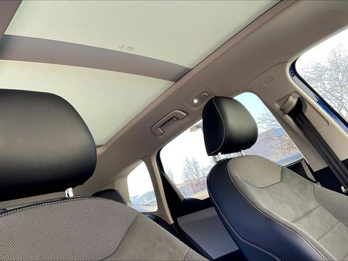 Certified 2022 Volkswagen Taos SE w/ Panoramic Sunroof Package image 29