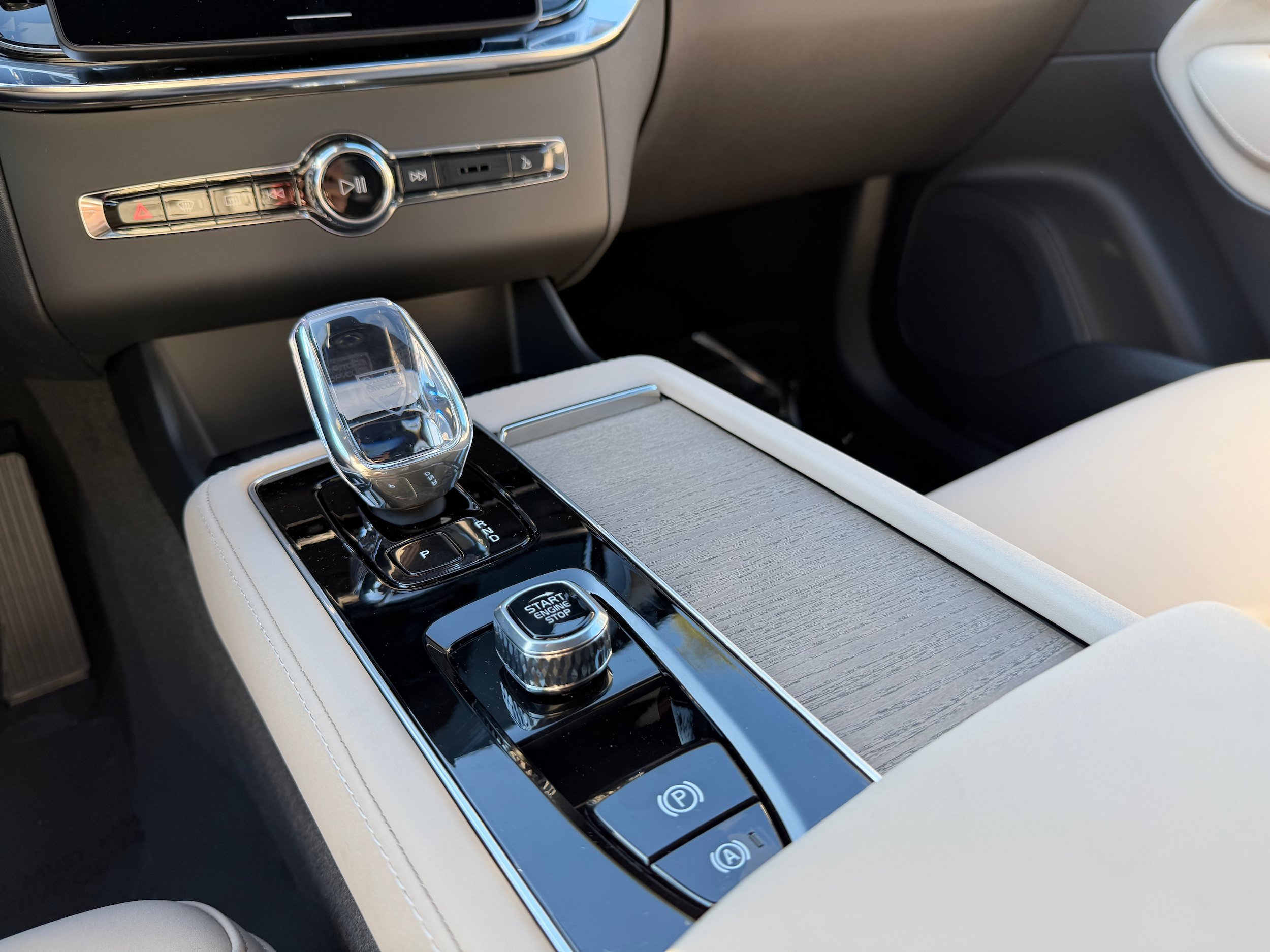 New 2026 Volvo XC90 T8 Plus w/ Protection Package Premier AWD/4WD image 13