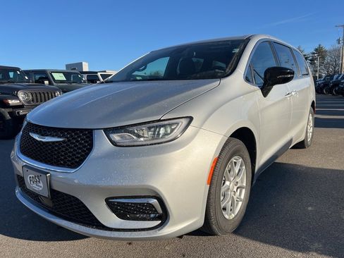 New 2026 Chrysler Pacifica Select image 3