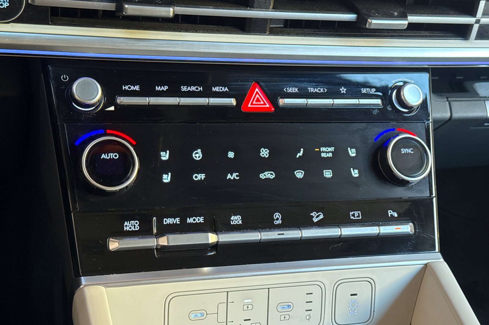 Used 2024 Hyundai Santa Fe Limited AWD/4WD image 29
