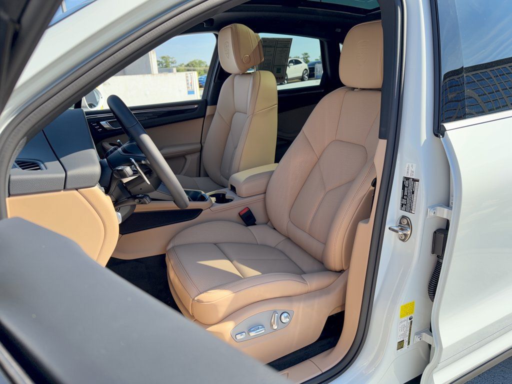Used 2026 Porsche Macan AWD/4WD image 5