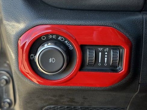 Used 2019 Jeep Wrangler Unlimited Sahara image 26