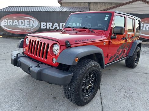 Used 2018 Jeep Wrangler Unlimited Rubicon w/ Connectivity Group image 3