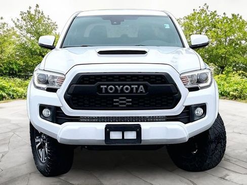 Used 2018 Toyota Tacoma TRD Sport w/ Technology Package AWD/4WD image 3