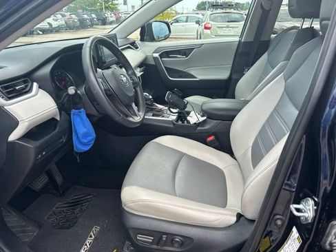Used 2021 Toyota RAV4 XLE Premium FWD image 5