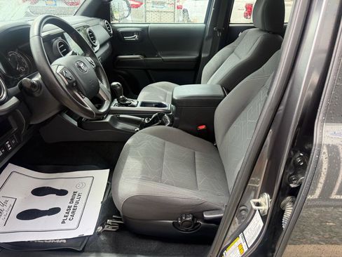 Used 2019 Toyota Tacoma TRD Off-Road AWD/4WD image 11