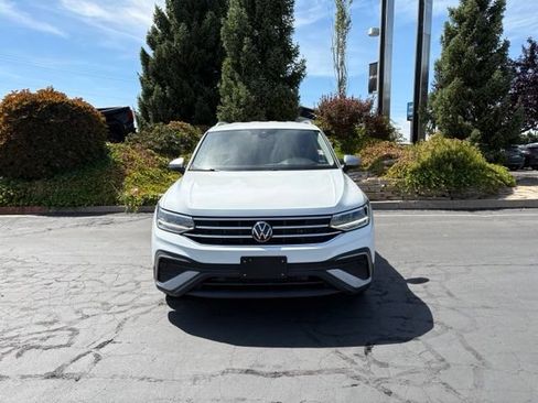Used 2024 Volkswagen Tiguan SE AWD/4WD image 2