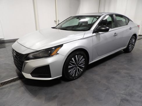 Used 2024 Nissan Altima 2.5 SV FWD image 4