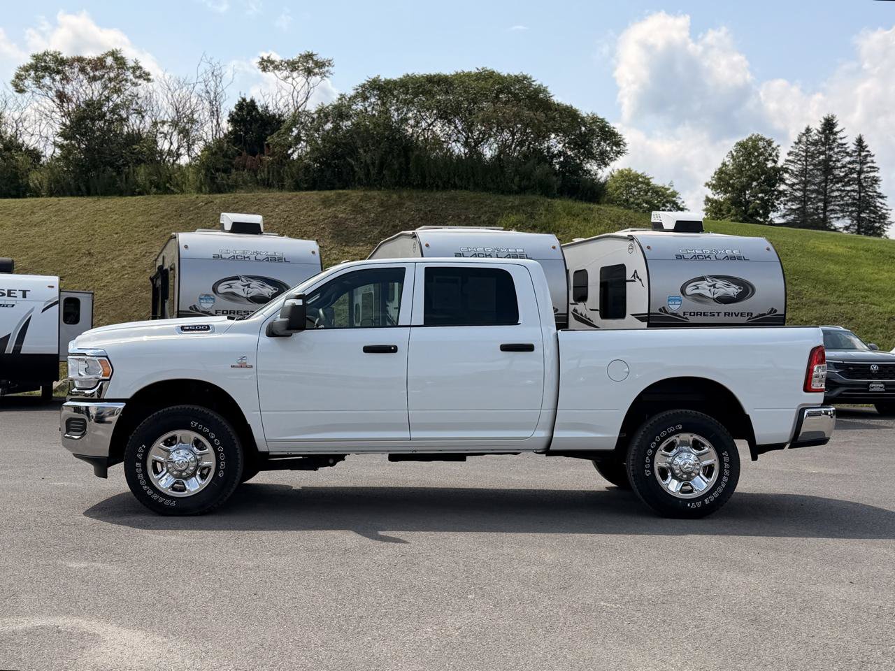 Used 2024 RAM 3500 Tradesman w/ Chrome Appearance Group AWD/4WD image 7