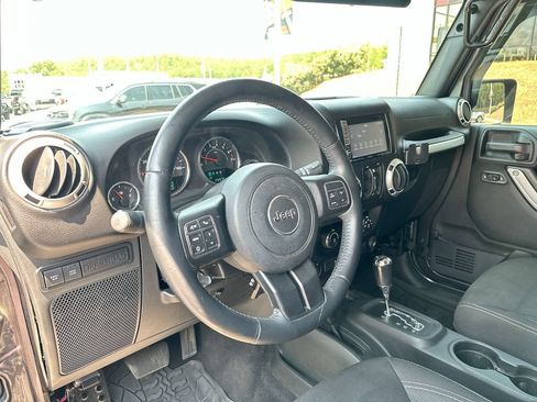 Used 2017 Jeep Wrangler Unlimited Rubicon w/ Connectivity Group AWD/4WD image 10