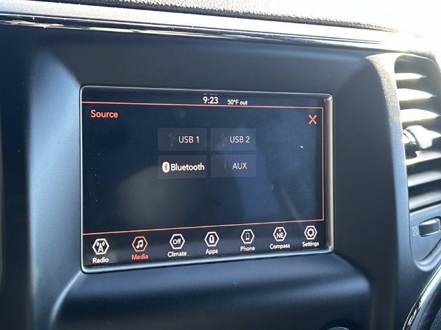 Used 2019 Jeep Grand Cherokee Laredo AWD/4WD image 26