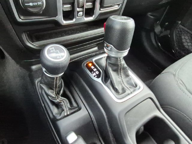 Used 2021 Jeep Wrangler Unlimited Sahara AWD/4WD image 12