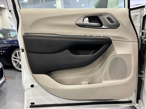 Used 2020 Chrysler Pacifica Touring-L Plus FWD image 40