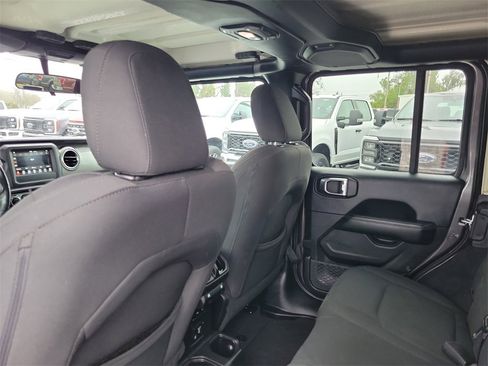 Used 2018 Jeep Wrangler Unlimited Sahara image 28