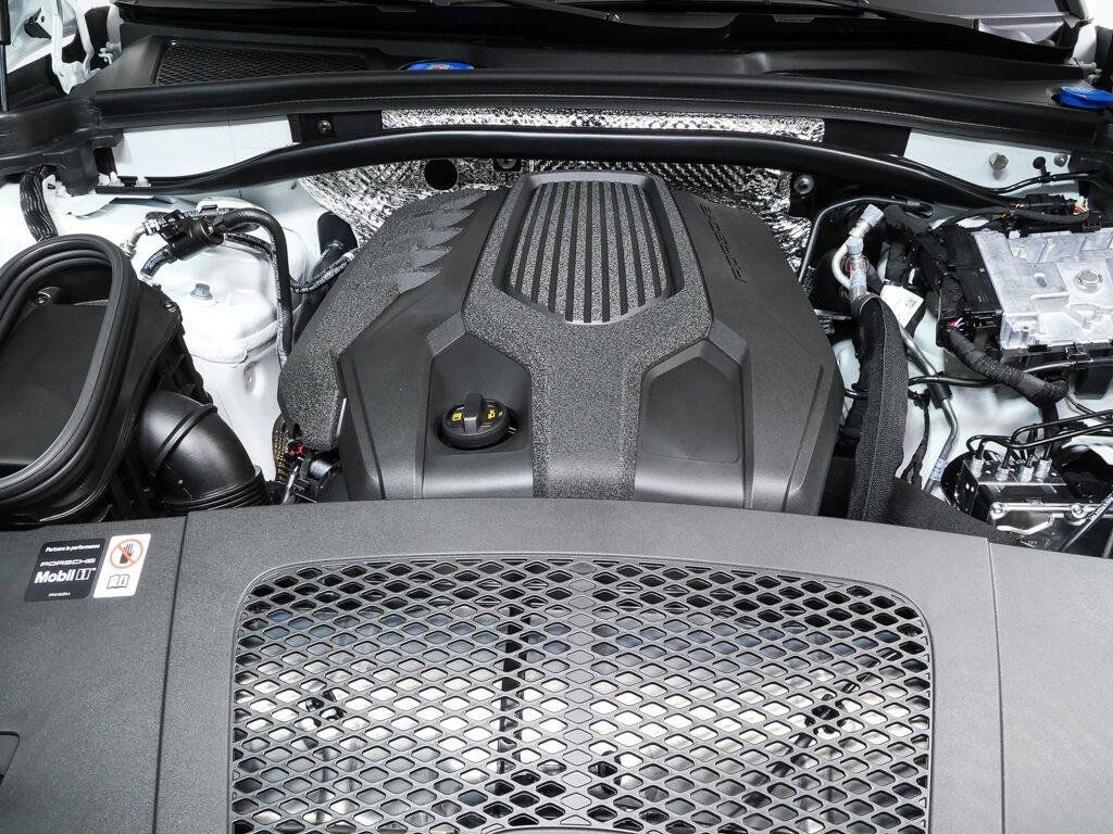 Certified 2026 Porsche Macan AWD/4WD image 34