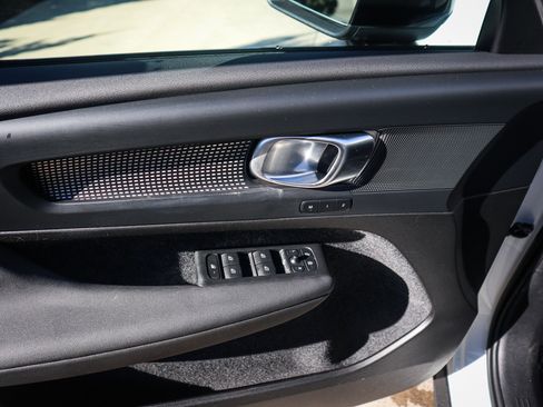 Used 2025 Volvo XC40 B5 Plus image 15