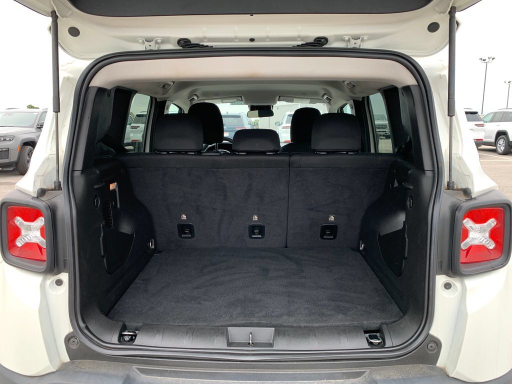 Used 2023 Jeep Renegade Latitude AWD/4WD image 19