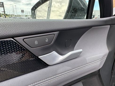 New 2025 Volkswagen Tiguan SE image 18