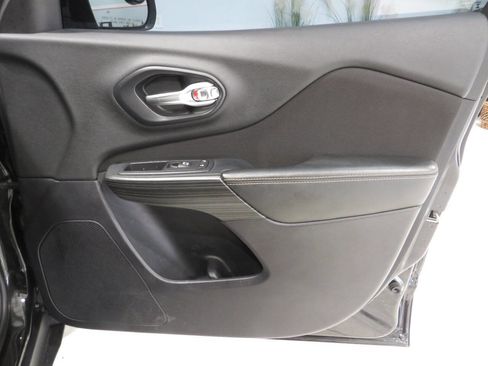 Used 2016 Jeep Cherokee Latitude w/ Comfort/Convenience Group FWD image 23