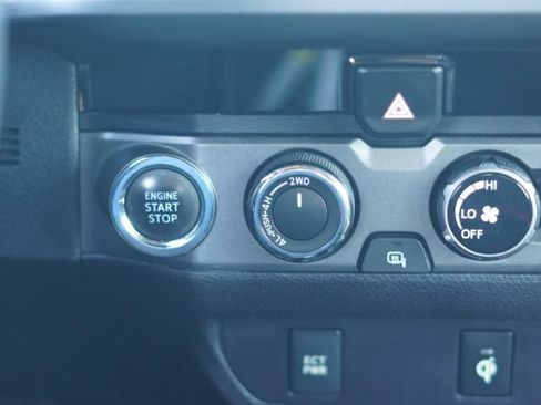 Used 2017 Toyota Tacoma TRD Off-Road AWD/4WD image 25