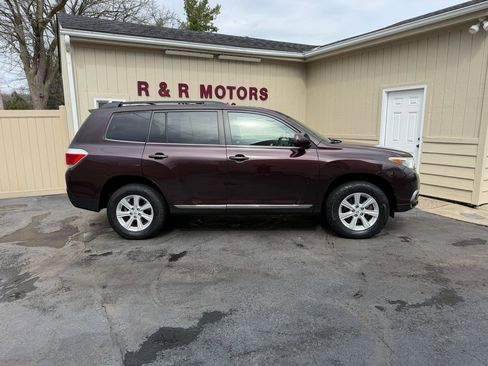 Used 2012 Toyota Highlander SE w/ Tow Pkg image 2